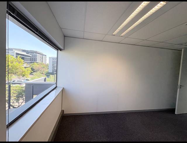 21M² SERVICED OFFICE TO LET IN VORNA VALLEY